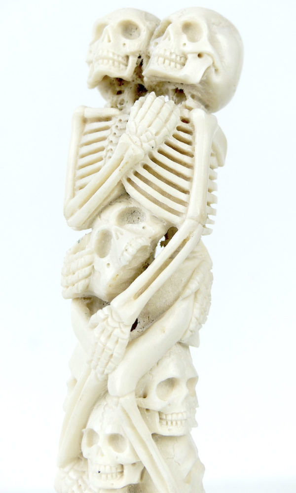 Petits squelettes enlacés Memento Mori (détail 3/4)