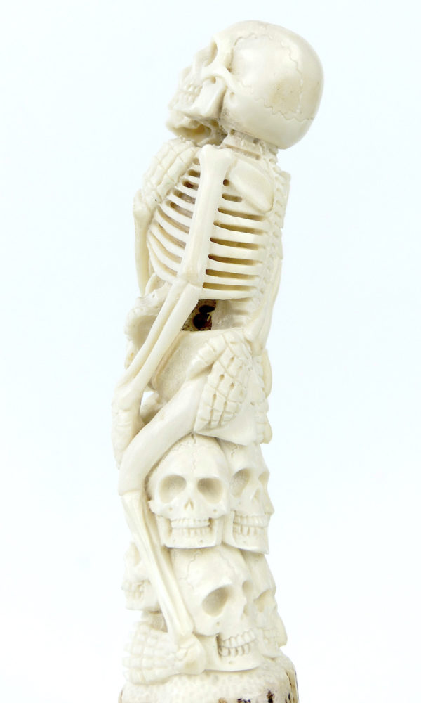 Petits squelettes enlacés Memento Mori (détail profil)