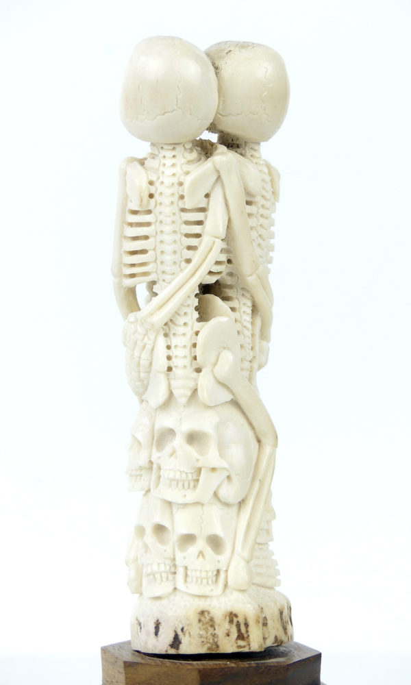 Petits squelettes enlacés Memento Mori (détail dos)