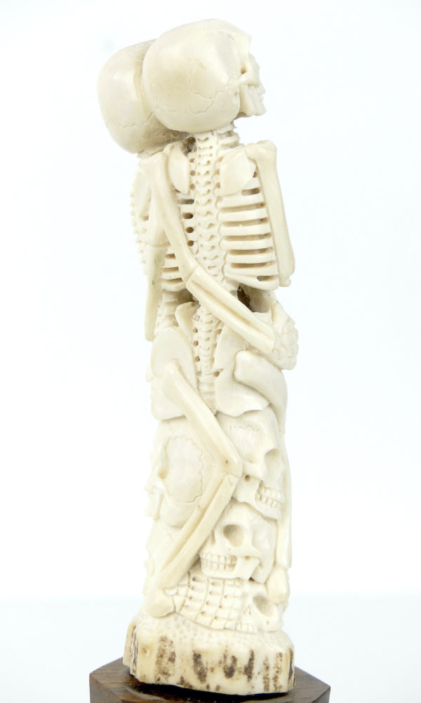 Petits squelettes enlacés Memento Mori (détail 3/4 dos)