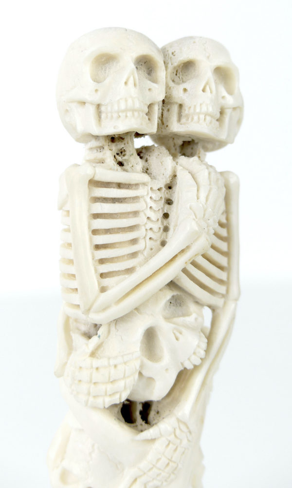 Petits squelettes enlacés Memento Mori (détail)