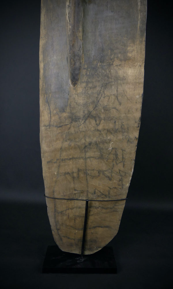 Grand bouclier de guerre Kombai en bois peint sur socle (détail dos)