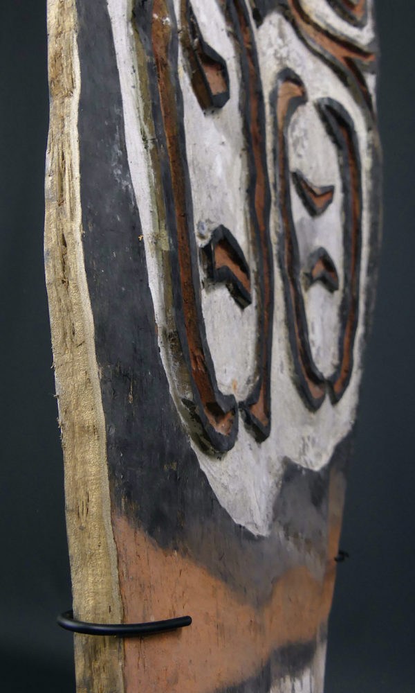 Grand bouclier de guerre Kombai en bois peint sur socle (détail tranche)