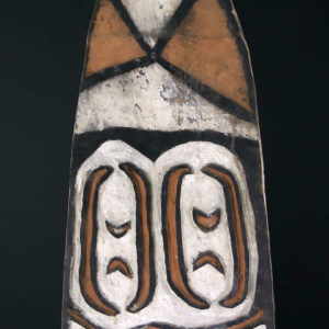 Grand bouclier de guerre Kombai en bois peint sur socle (détail face)