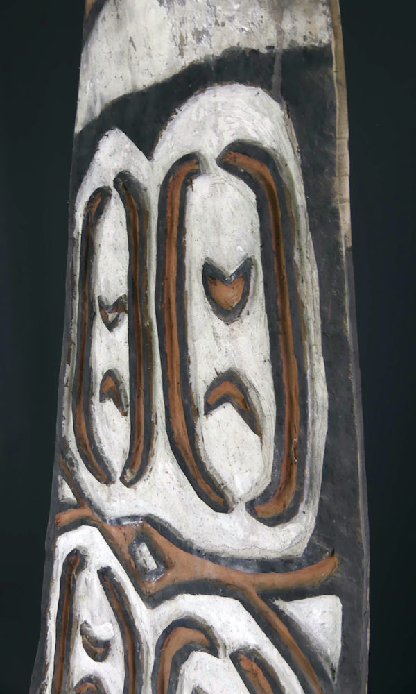 Grand bouclier de guerre Kombai en bois peint sur socle (détail 3/4)