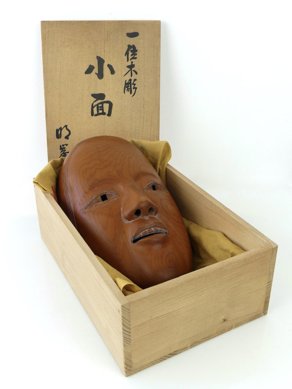 Masque zō-onna en bois de cyprès japonais dans son Menbako (3/4)