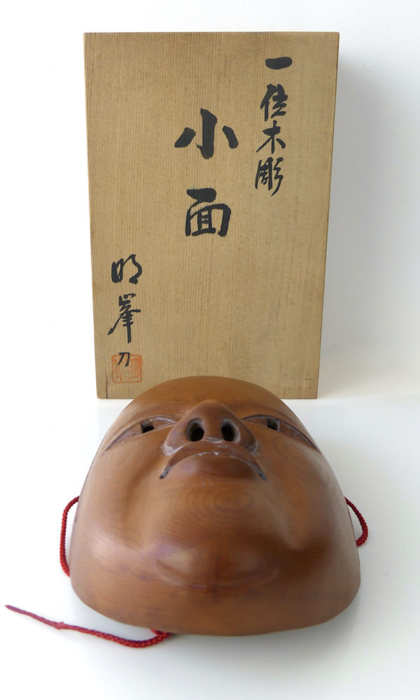 Masque zō-onna en bois de cyprès japonais dans son Menbako (dessous)