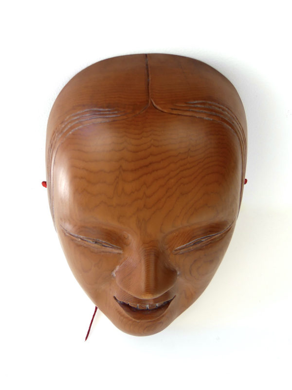 Masque zō-onna en bois de cyprès japonais dans son Menbako (dessus)