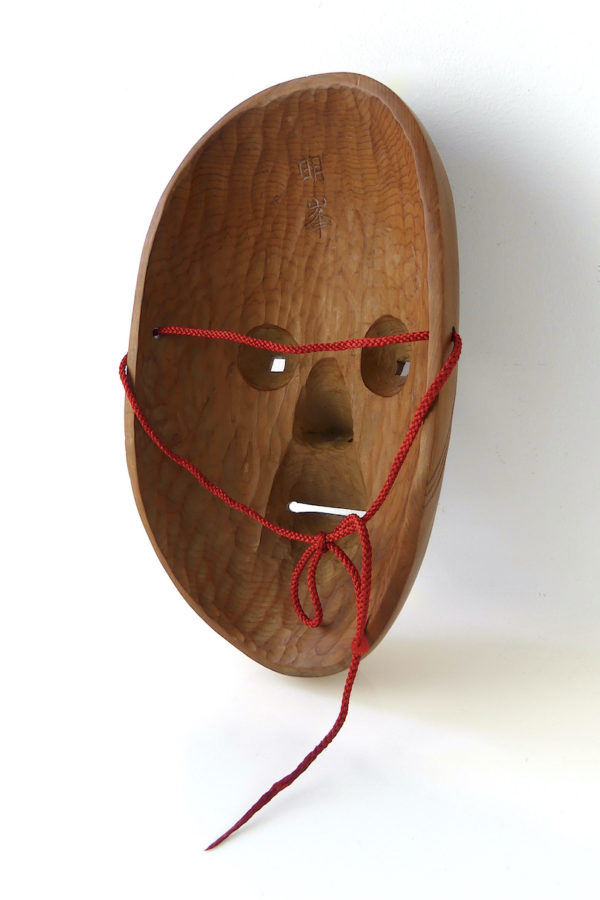 Masque zō-onna en bois de cyprès japonais dans son Menbako (3/4 dos)