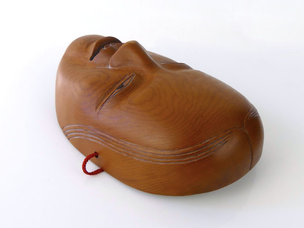 Masque zō-onna en bois de cyprès japonais dans son Menbako (3/4 dessus)