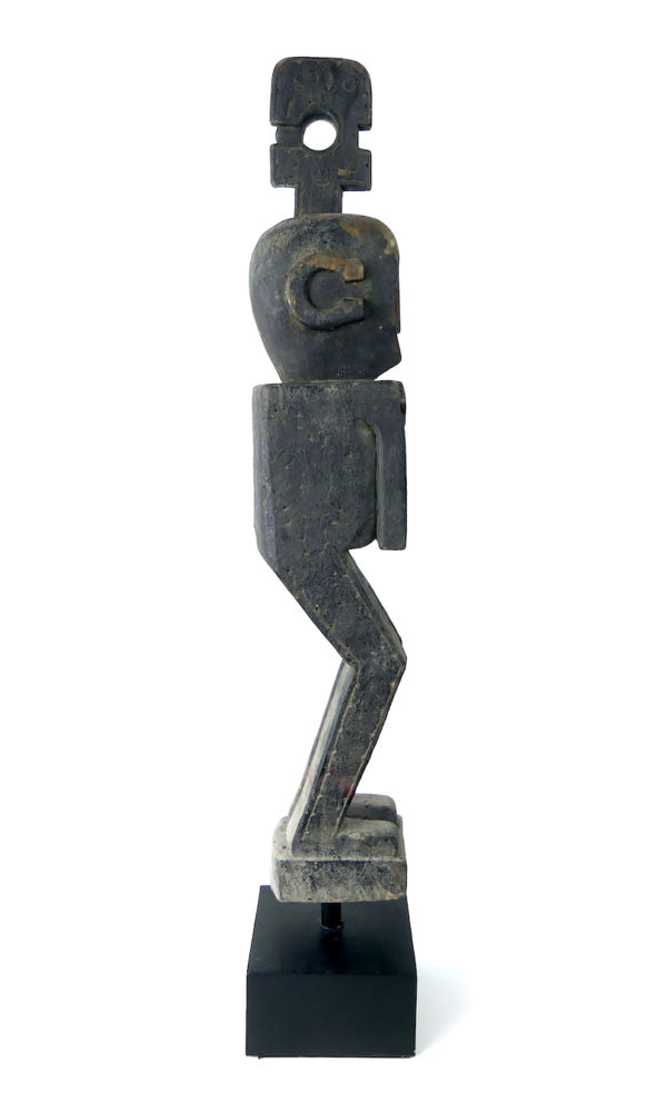 Grande statue d’ancêtre cubique en bois de fer (profil)