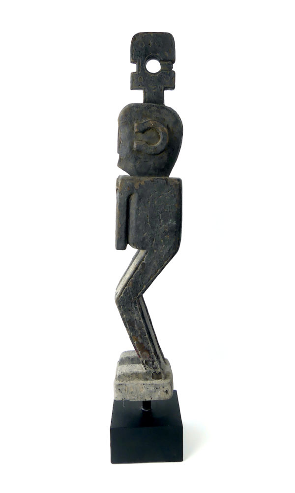 Grande statue d’ancêtre cubique en bois de fer (profil)