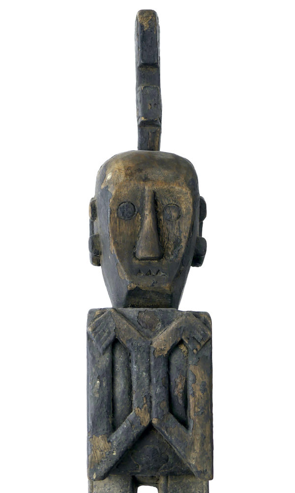 Grande statue d’ancêtre cubique en bois de fer (détail face)