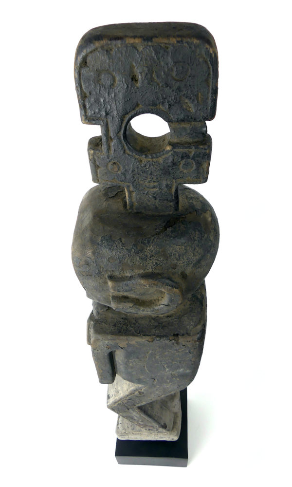 Grande statue d’ancêtre cubique en bois de fer (dessus)