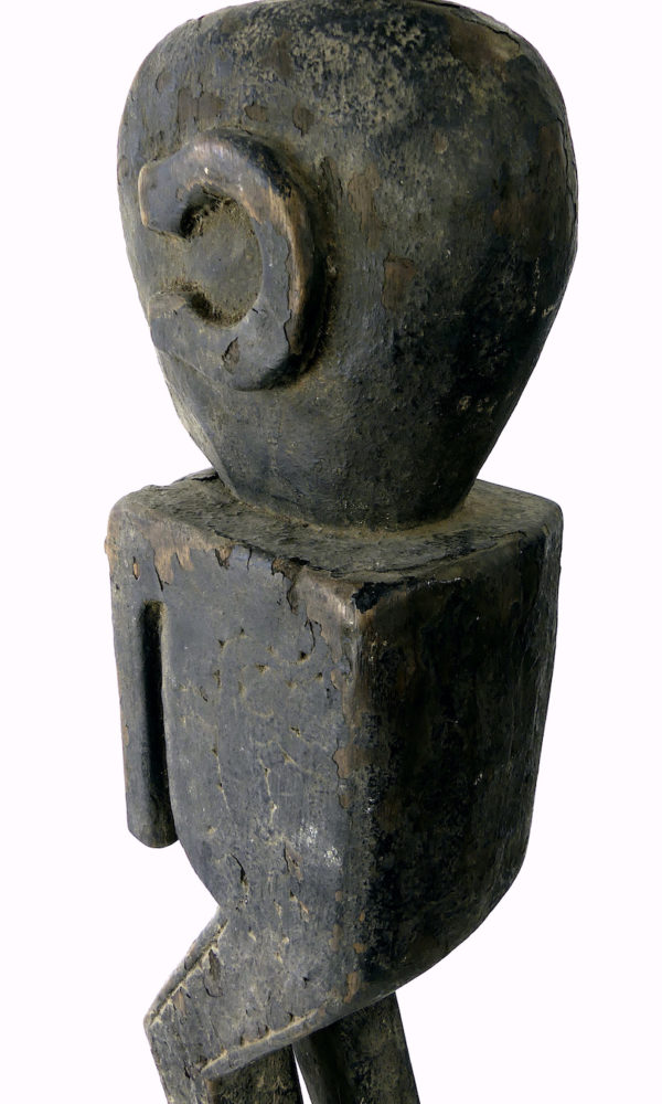 Grande statue d’ancêtre cubique en bois de fer (détail 3/4 dos)