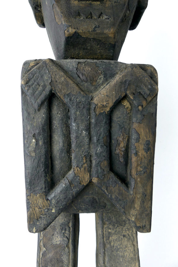 Grande statue d’ancêtre cubique en bois de fer (détail face)