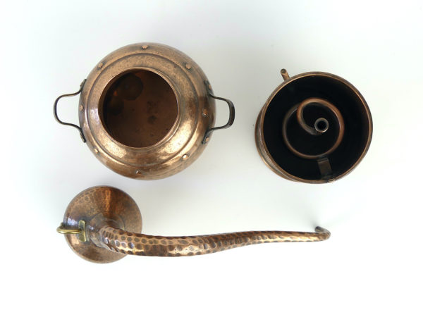 Petit alambic artisanal en cuivre (dessus 3 parties)