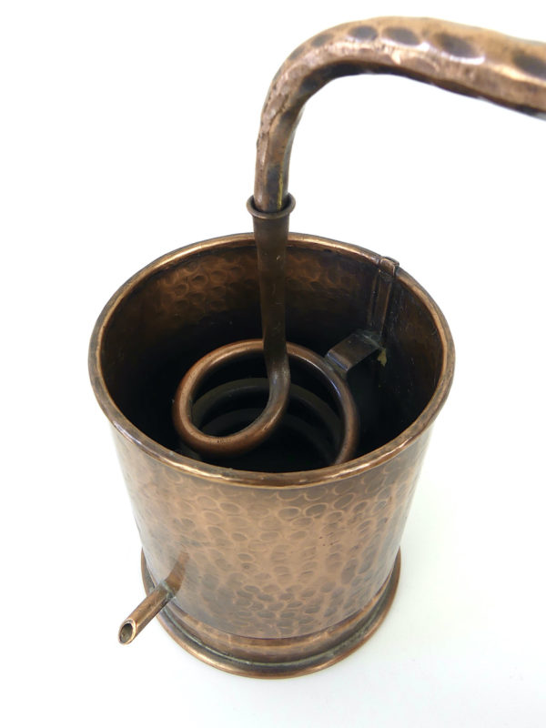 Petit alambic artisanal en cuivre (détail)