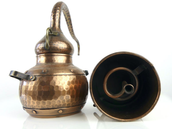 Petit alambic artisanal en cuivre (dessus)
