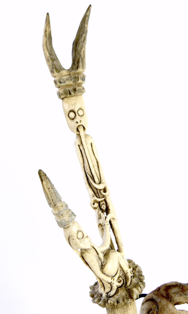 Trophée de cervidé Dayak sculpté (détail)