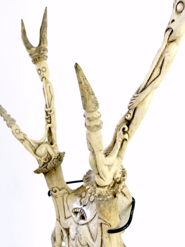 Trophée de cervidé Dayak sculpté (détail)