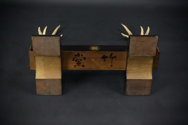 Katana kake porte sabre en bois laqué (dessous)