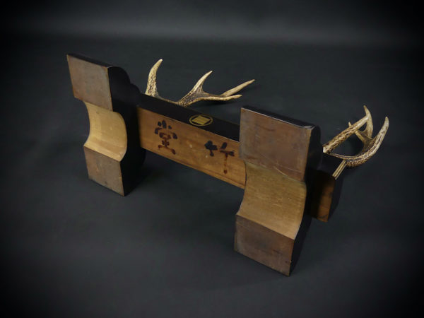 Katana kake porte sabre en bois laqué (dessous 3/4)