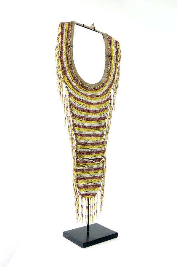 Plastron Papou en perles et cauris sur pied (3/4)