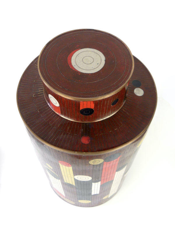 Grand pot à thé en cloisonné brun et rouge Fabienne Jouvin (dessus 3/4)