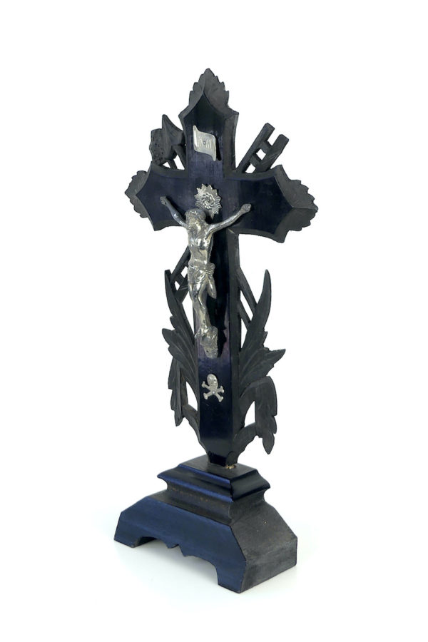 Crucifix sur pied Napoléon III au crâne d’Adam en bois noirci (3/4)