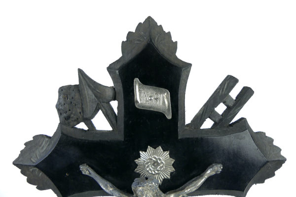Crucifix sur pied Napoléon III au crâne d’Adam en bois noirci (détail)