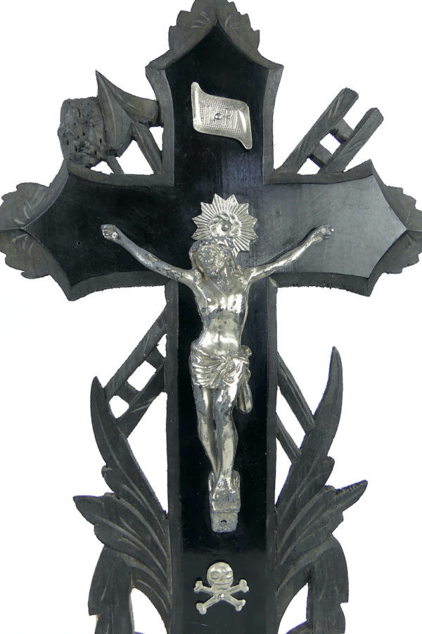 Crucifix sur pied Napoléon III au crâne d’Adam en bois noirci (détail)