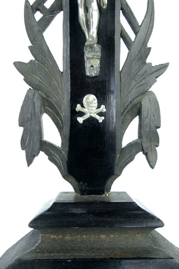 Crucifix sur pied Napoléon III au crâne d’Adam en bois noirci (détail)