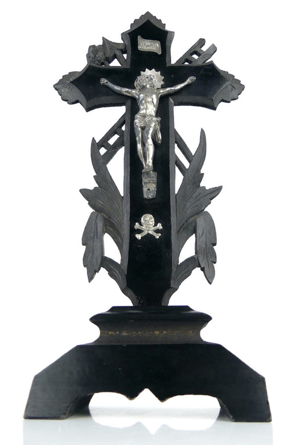 Crucifix sur pied Napoléon III au crâne d’Adam en bois noirci (face)
