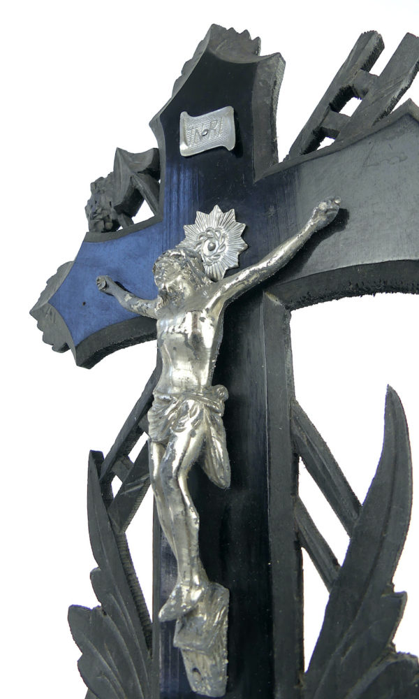 Crucifix sur pied Napoléon III au crâne d’Adam en bois noirci (détail)