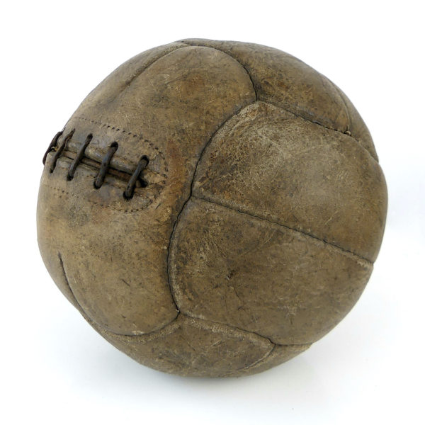Ancien ballon de football en cuir (3/4)