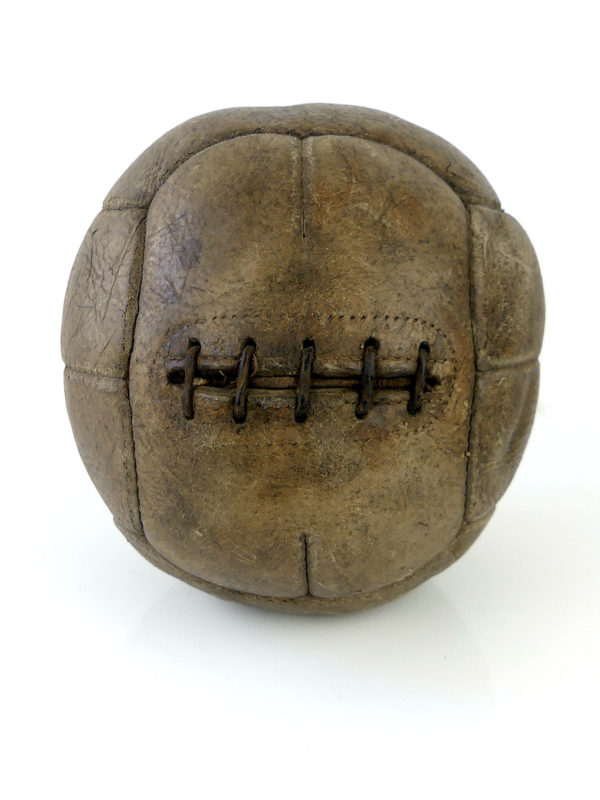 Ancien ballon de football en cuir (face)