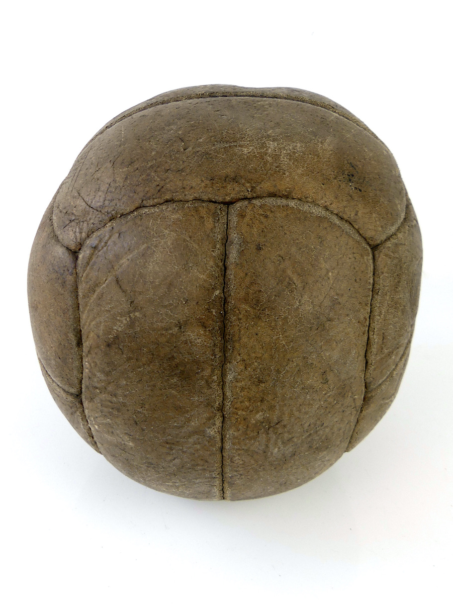Les ballons de football ont à nouveau le cuir plus épais - Le Temps