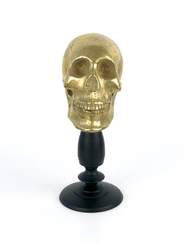 Crâne sculpté en laiton sur pied (face)