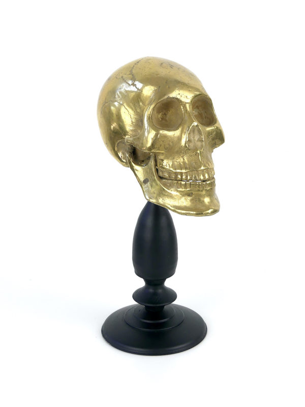 Crâne sculpté en laiton sur pied (3/4)