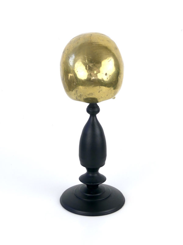 Crâne sculpté en laiton sur pied (dos)