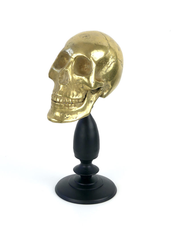 Crâne sculpté en laiton sur pied (3/4)