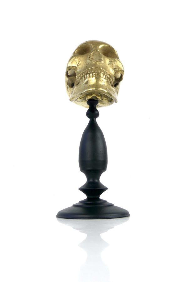 Crâne sculpté en laiton sur pied (face)