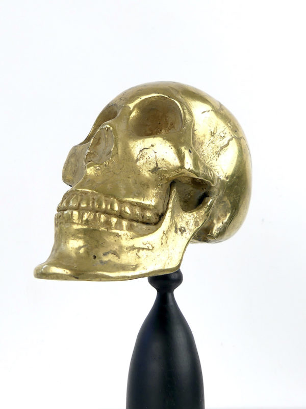 Crâne sculpté en laiton sur pied (détail 3/4)