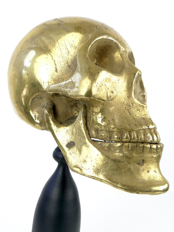 Crâne sculpté en laiton sur pied (détail)