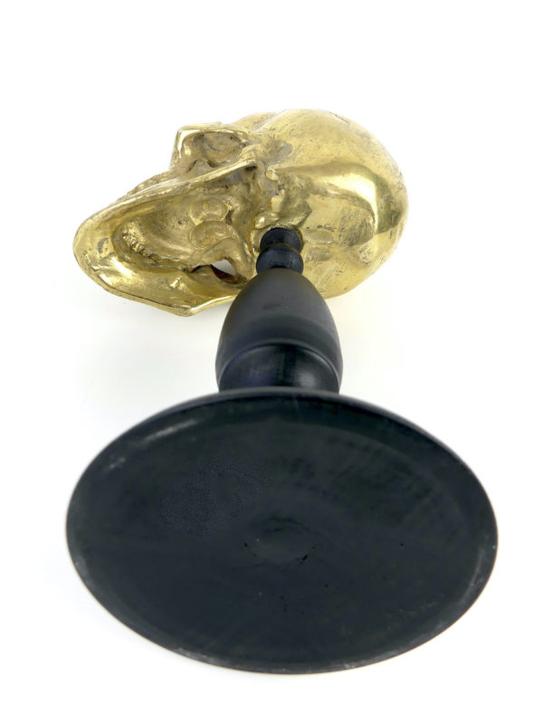 Crâne sculpté en laiton sur pied (dessous)