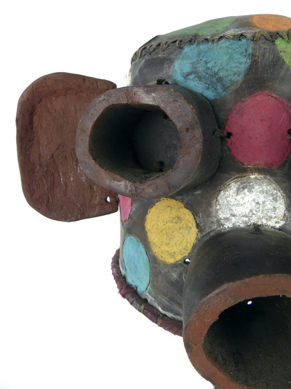 Masque heaume d’esprit Hopi à pois multicolores (détail face)
