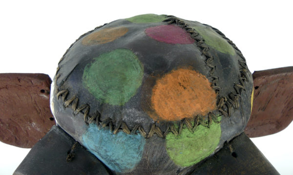 Masque heaume d’esprit Hopi à pois multicolores (détail dessus)