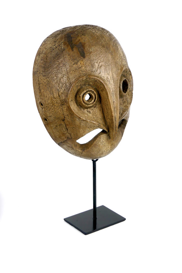 Masque zoomorphe inuit Groenland en bois sur socle (3/4)