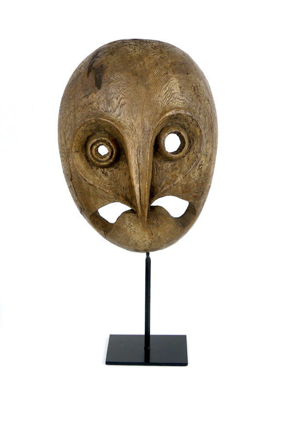 Masque zoomorphe inuit Groenland en bois sur socle (face)